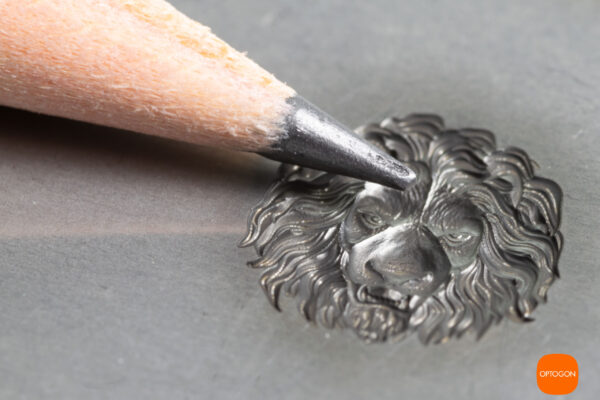 3D Lasergravur mit OPTOGON HOchpräzise 3D Lasergravur in Metall. Ein Bleistiftspitze im direkten Vergleich.