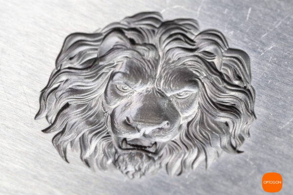 Hochpräzise Makrolasergravur von OPTOGON. Ein Löwenkopf mit vielen Details.