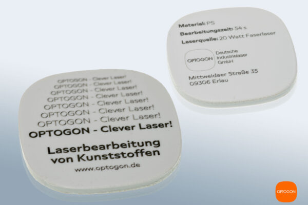 Präzise, kontrastreiche Laserbeschriftung auf Kunststoff (PS, weiß). Der Durchmesser der Testronde beträgt 40mm. Die Linienstärke weniger als 0,1 mm.