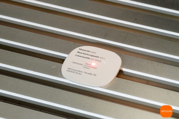 Präzise, kontrastreiche Laserbeschriftung auf Kunststoff (ABS, weiß). Der Durchmesser der Testronde beträgt 40mm. Die Linienstärke weniger als 0,1 mm.