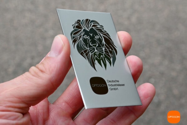 Farbige Anlassbeschriftung mit dem Laser Farbige Anlassbeschriftung mit dem Laser auf Edelstahl. Je nach Lichteinfall wechseln die Farben des Motivs.