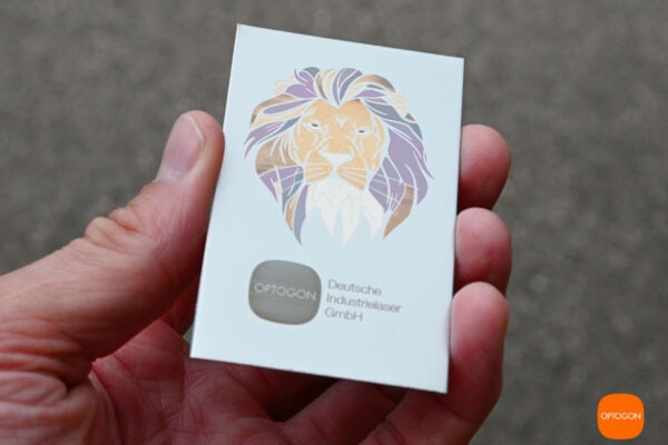 Farbige Anlassbeschriftung mit dem Laser Farbige Anlassbeschriftung mit dem Laser auf Edelstahl. Je nach Lichteinfall wechseln die Farben des Motivs.