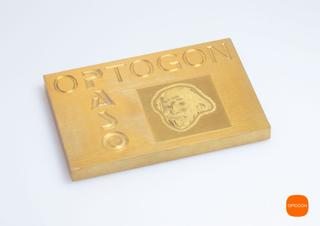 Hochpräzise Lasergravur in Messing. Mill und Laser - Kooperationsprojekt mit PASO. CNC Frässystem mit Laserintegration von OPTOGON.