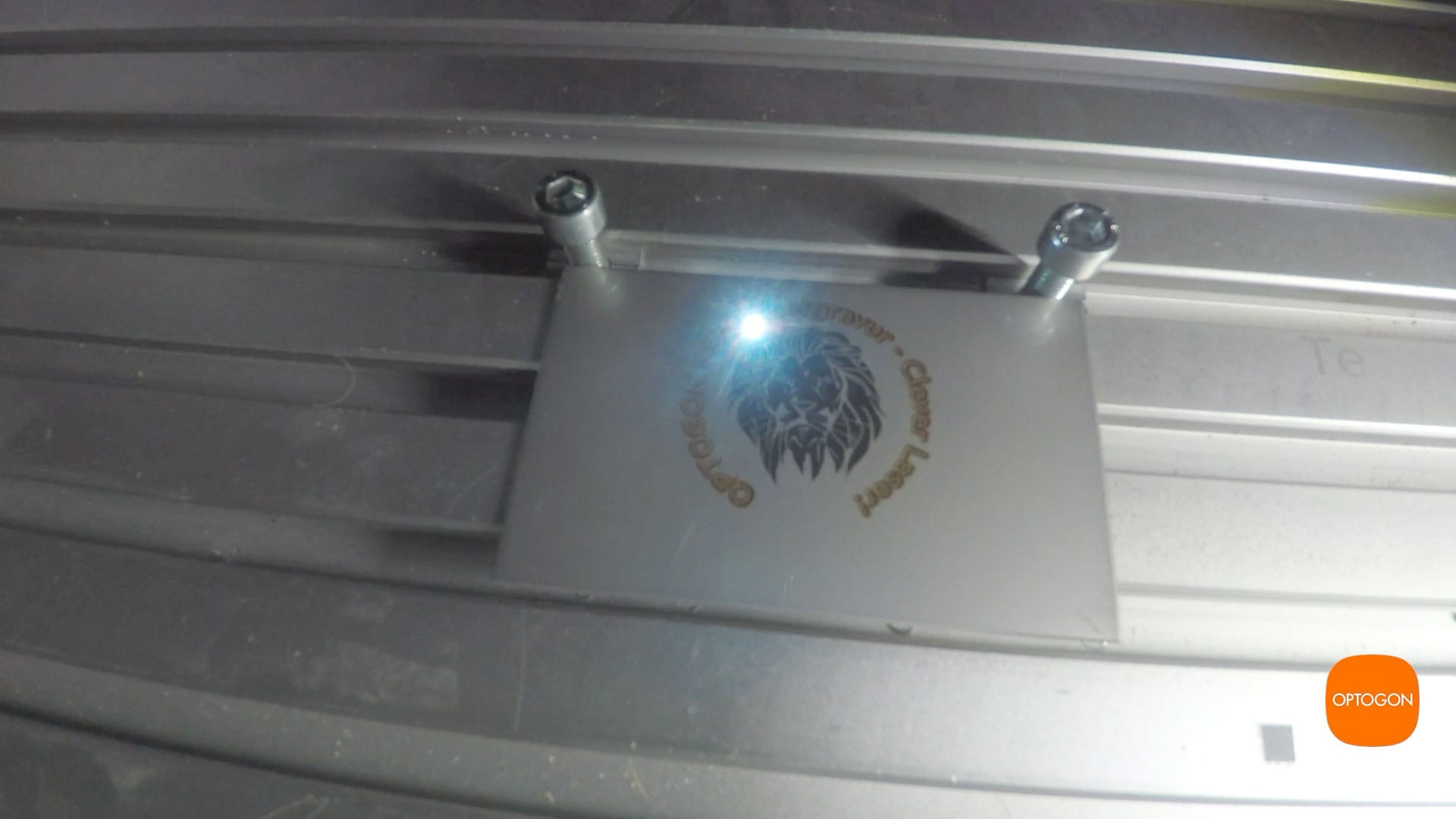 Laufender Laserprozess: Die Bearbeitung wird auf dem Bauteil ausgeführt