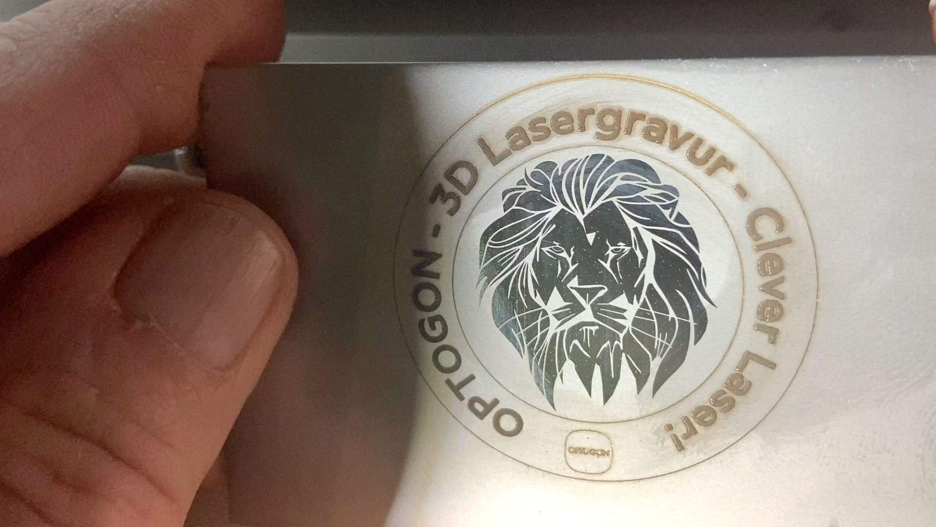 Screenshot während der Laserbearbeitung: Der Prozess läuft und die importierten DXF-Daten werden mit den eingestellten Parametern auf dem Bauteil umgesetzt.