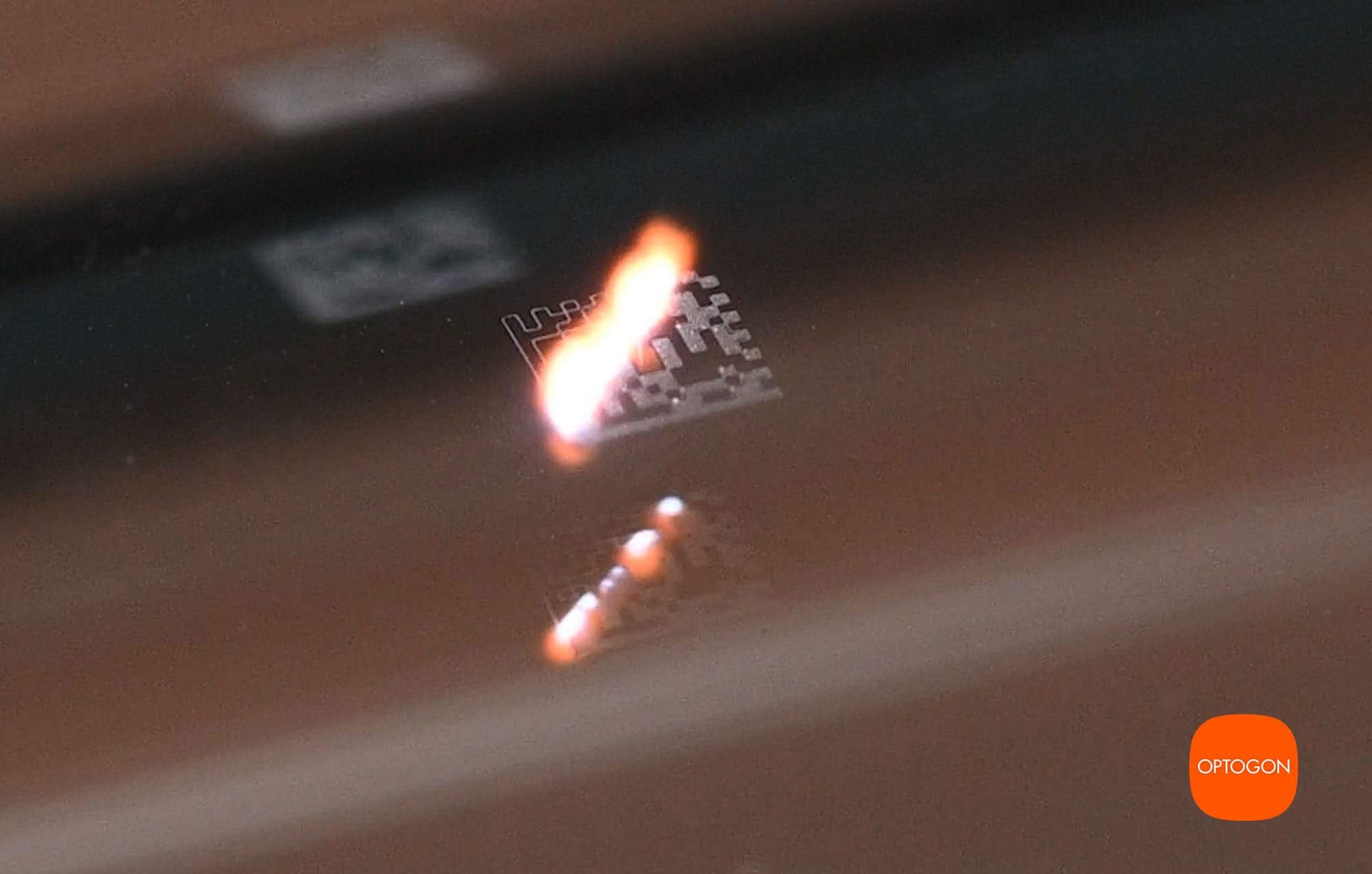 UKP Laser Mikrogravur in Glas: 0,4 × 0,4 mm DataMatrix Code, Markierzeit 0,5 s, präzise Mikromarkierung