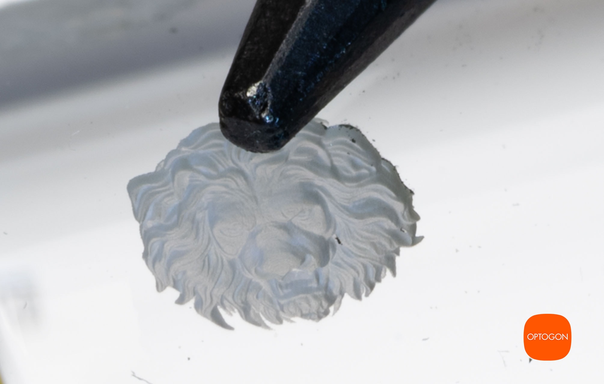 3D lasergravierter Löwenkopf in Quarzglas, 1 mm Durchmesser, UKP-Mikrogravur als Leistungsbeispiel