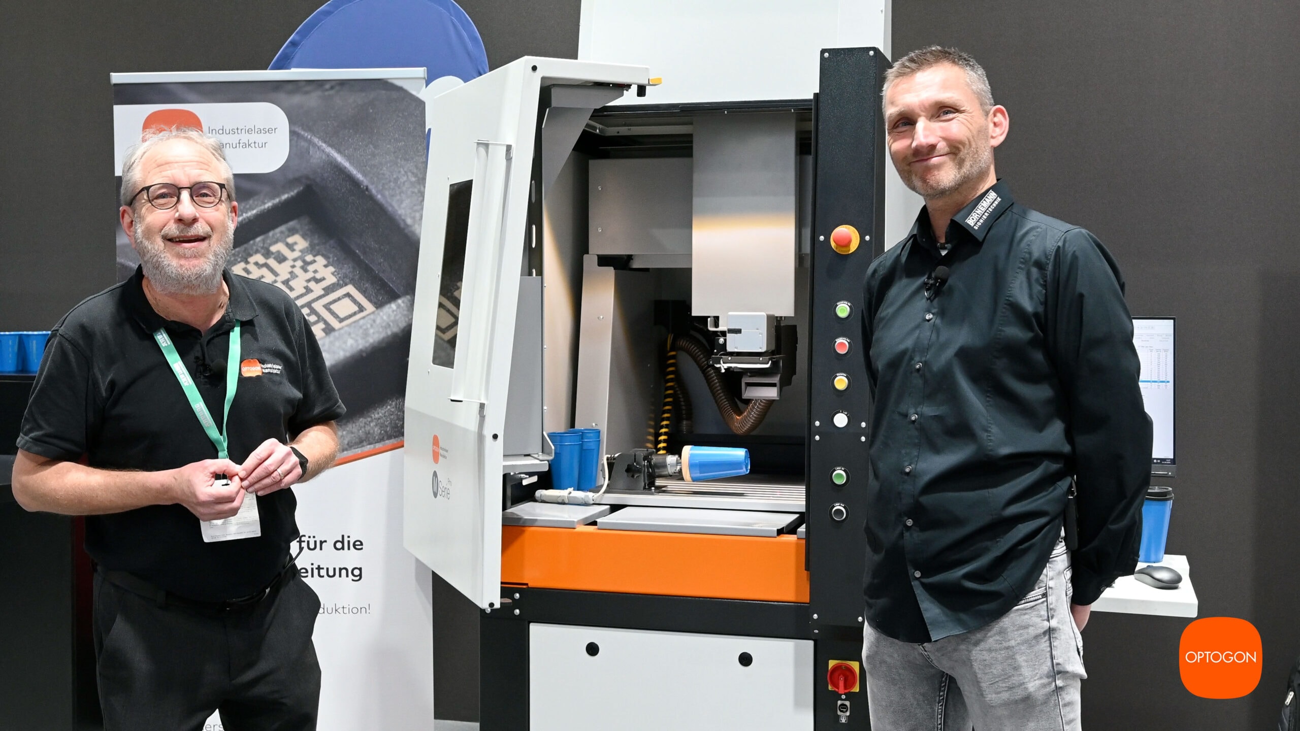 Andreas Plauschin und Roland Wilhelm im Interview auf der K-Messe vor der OPTOGON-Laseranlage.