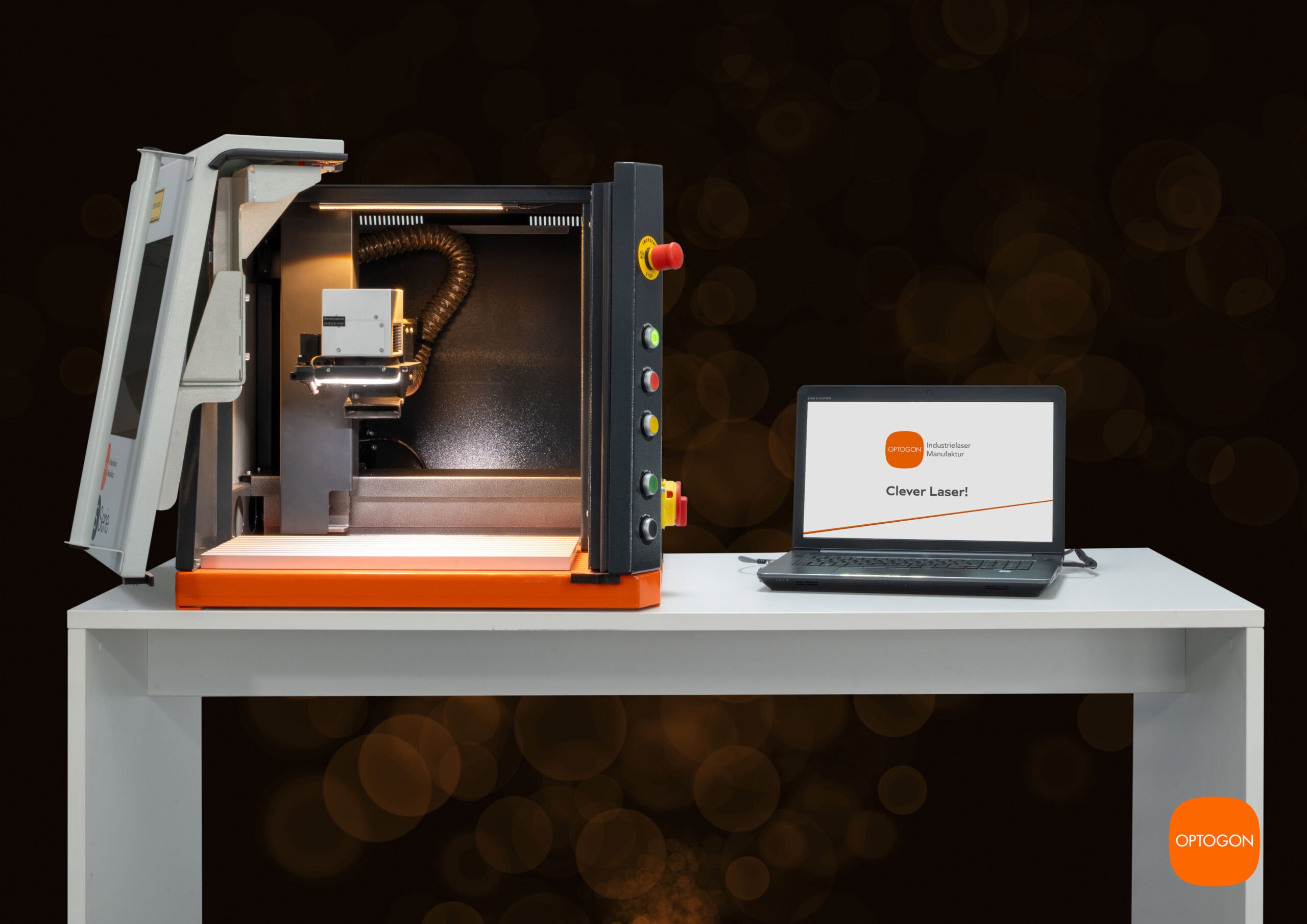 Geöffnete OPTOGON S-Serie FLEX Tischmaschine in Frontansicht mit Einblick in den großzügigen Arbeitsraum für manuelle Laserbearbeitung