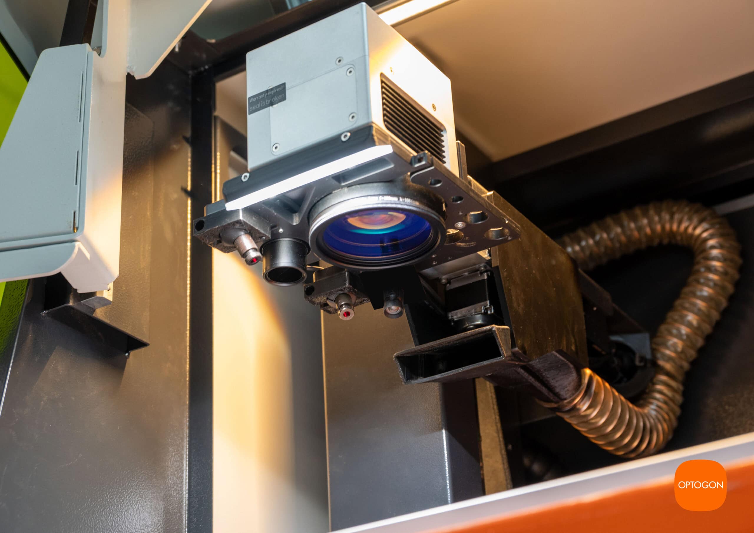 Präzisionslaserkopf der OPTOGON S-Serie FLEX mit integrierten Kamerasystemen, Pilotlasern und optischer Vorschau für exakte Positionierung und Laserbearbeitung