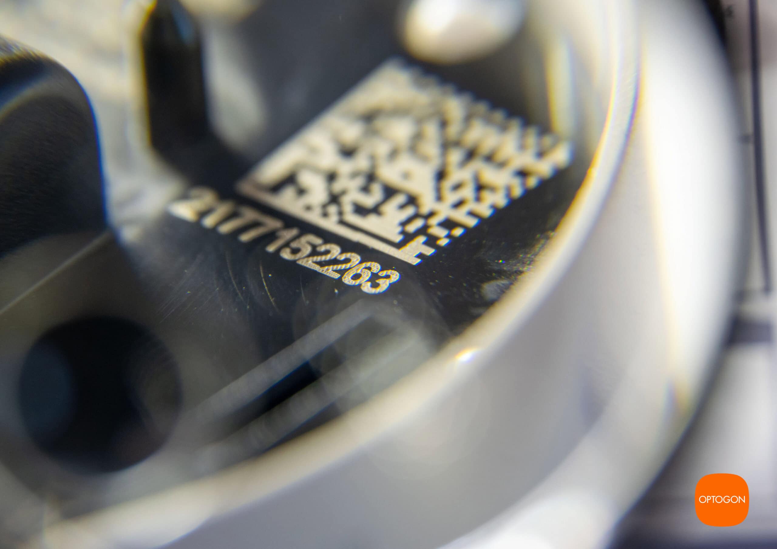 Laserbeschrifteter DataMatrix-Code auf einem Automotive-Metallbauteil zur eindeutigen Rückverfolgbarkeit in der Fahrzeugproduktion.