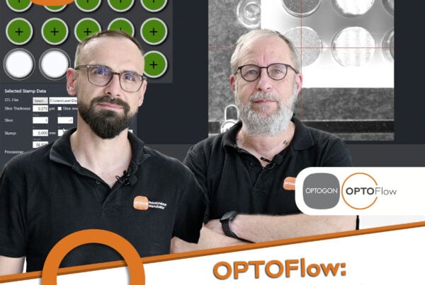 Tom Oeser und Andreas Plauschin neben dem OPTOFlow-Logo und der OPTOFlow-Softwareoberfläche zur Mehrpositionsbearbeitung palettierter Teile.