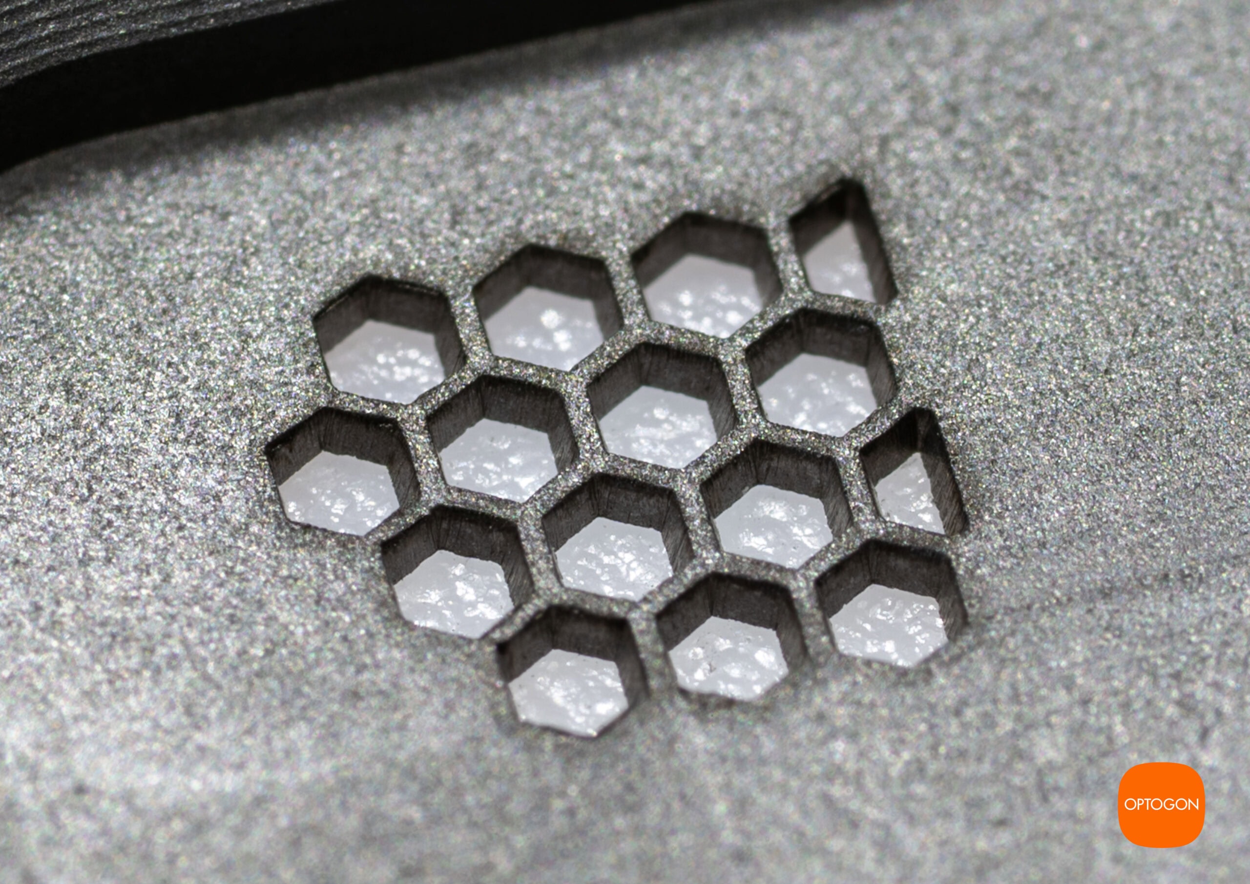 Nahaufnahme einer laserfeingeschnittenen Graphit-Wabenstruktur mit 0,2 mm Stegbreite