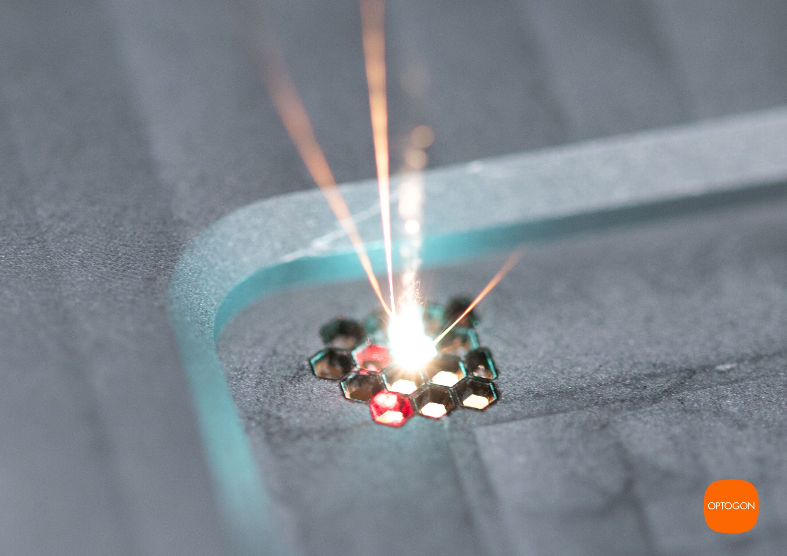Live-Prozess beim Laserfeinschneiden von Graphit