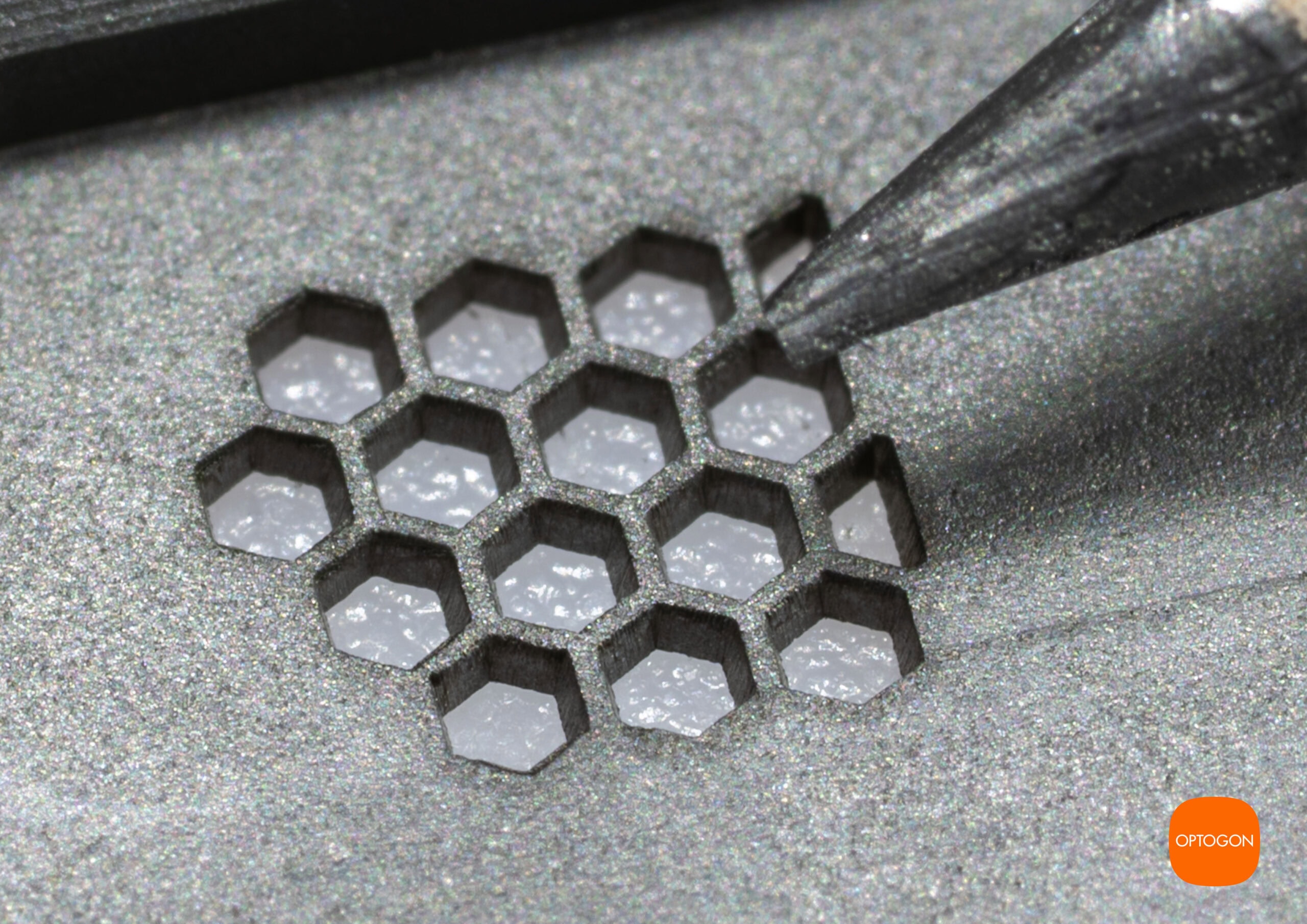 Nahaufnahme einer 0,2 mm feinen Graphit-Wabenstruktur neben einer 0,5 mm Bleistiftspitze