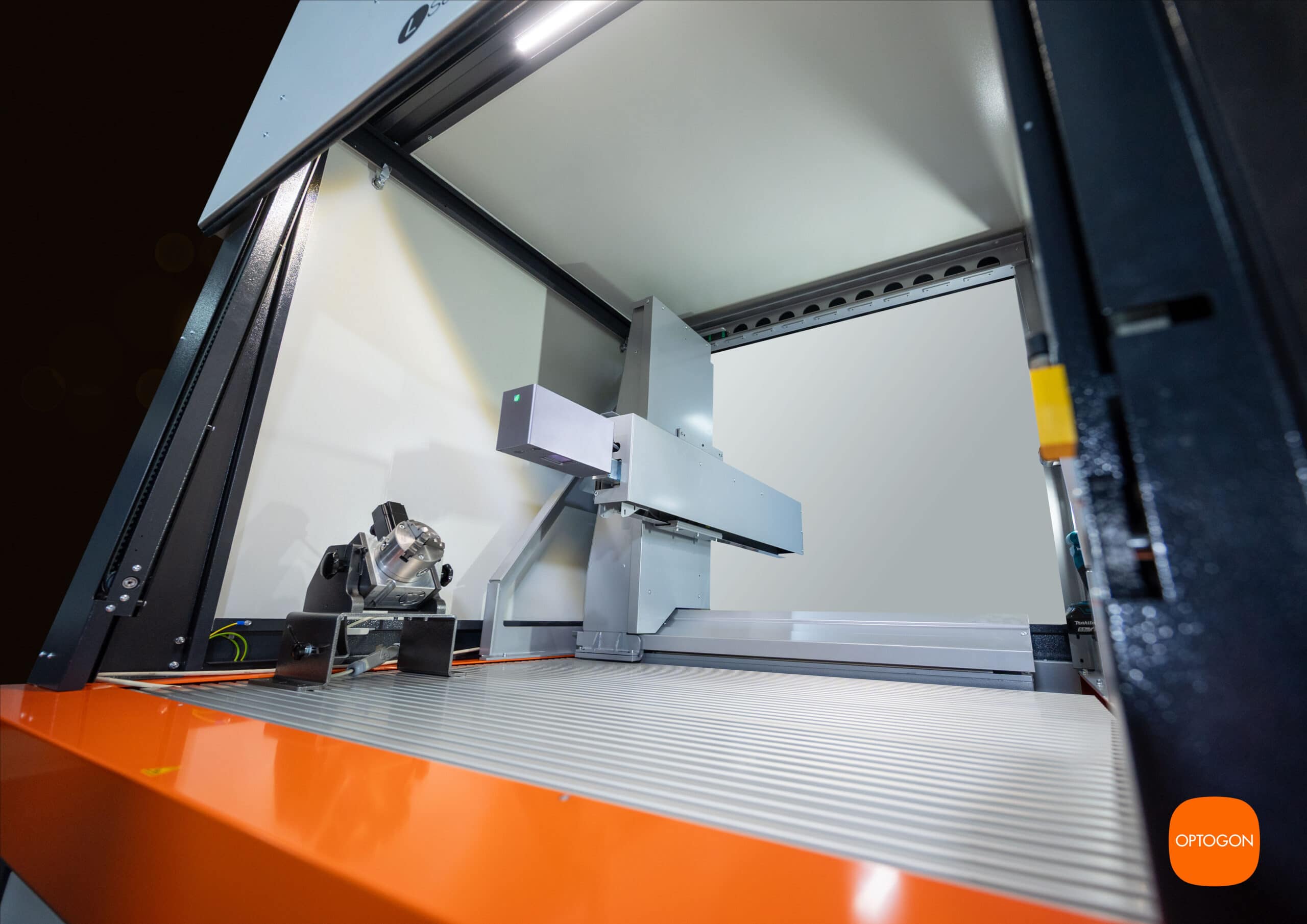 Arbeitsraum der OPTOGON L-Serie FLEX mit Achs- und Positioniertechnik